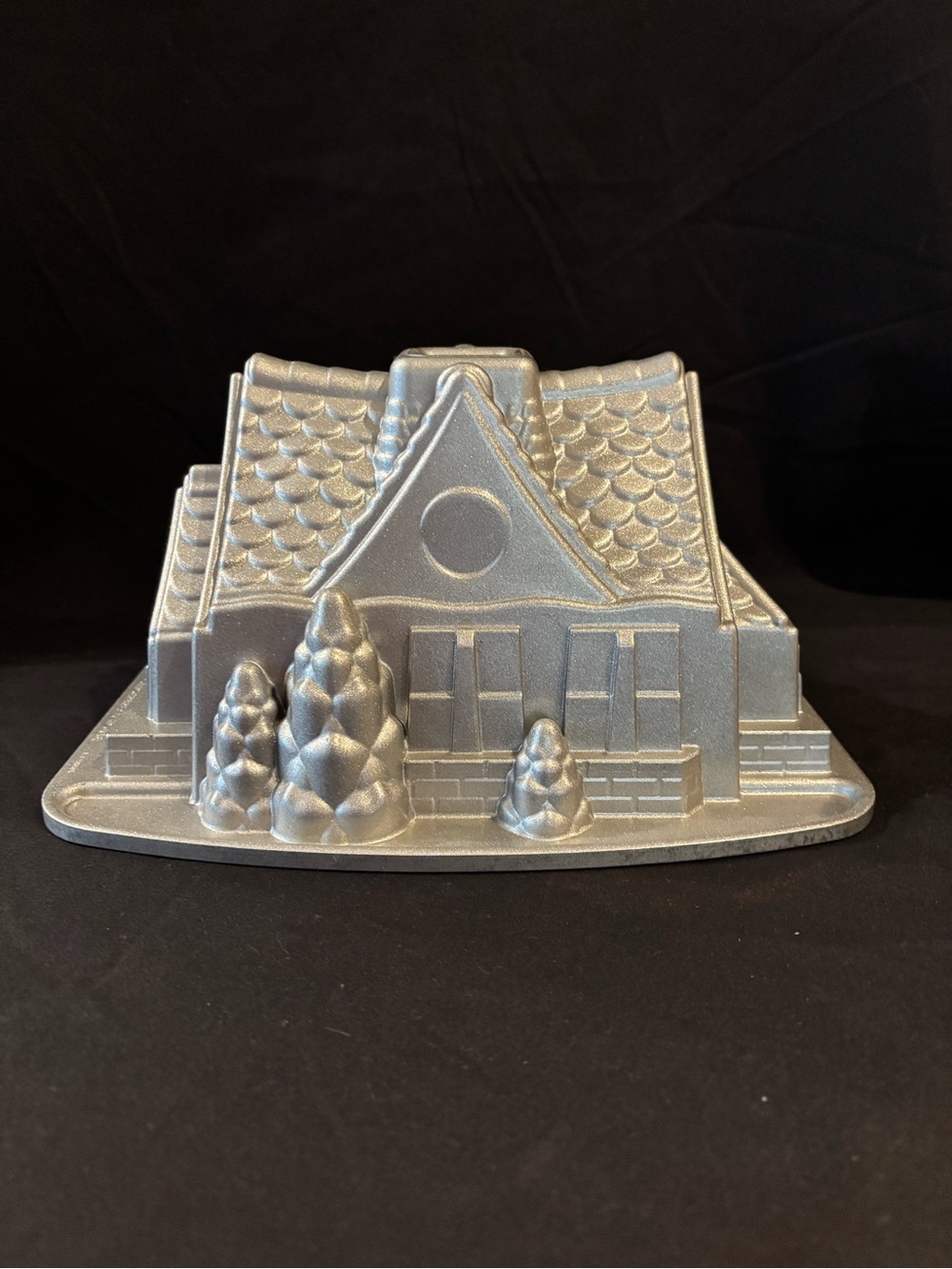 Nordic ware Gingerbread House-Baking Mold Bundt 9 cups